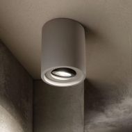 PEPPE Beweglicher Deckenspot aus Zement Lssig, raue Schnheit des Deckenspots aus Zement.