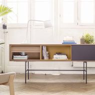 EXCENTRICA Ausladende Tischleuchte in Schwarz oder Wei Schnes, schlichtes Design-Objekt fr modernes Interieur.