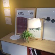 EXCENTRICA Ausladende Tischleuchte in Schwarz oder Wei 