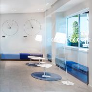 EXCENTRICA Bodenstehleuchte mit Textilschirm in Schwarz oder Wei Schlicht weies Design aus Spanien.