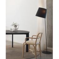 EXCENTRICA Bodenstehleuchte mit Textilschirm in Schwarz oder Wei Vielseitig ensetzbare Bodenstehleuchte in Schwarz.