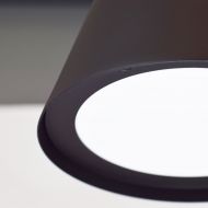 GORDON Italienische Pendelleuchte mit konischem Schirm Weier Diffusor verblendet das Leuchtmittel.