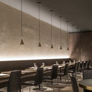 GORDON Italienische Pendelleuchte mit konischem Schirm Hochwertige Anmutung: Pendelleuchte zur Restaurantbeleuchtung.