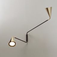 GORDON 2-flammige Italienische Wandleuchte mit beweglichen Schirmen Verstellbare Wandleuchte mit zwei Strahlern in Gold.