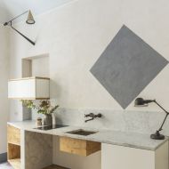 GORDON Wandleuchte mit langem Wandarm und beweglichem Schirm Die verstellbare Wandleuchte zur Beleuchtung in der Kche.