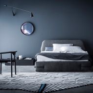 GORDON Wandleuchte mit langem Wandarm und beweglichem Schirm Stilvoll und funktional: Wandleseleuchte am Bett.