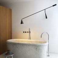 GORDON Wandleuchte mit langem Wandarm und beweglichem Schirm Matt-schwarze Wandleuchte mit langem, beweglichen Arm.