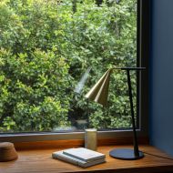 GORDON Italienische Tischleuchte mit beweglichem Schirm Hochwertige Design Tischleuchte.