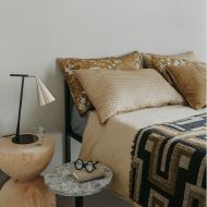 GORDON Italienische Tischleuchte mit beweglichem Schirm Sanft und glnzen die GORDON als Nachttischlampe.