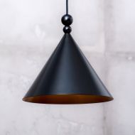 KONKO MONO Farbige Pendelleuchte Kegel Schirm in Schwarz matt.