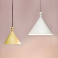 KONKO MONO Farbige Pendelleuchte Die konische Leuchte in 30 und 45 cm.