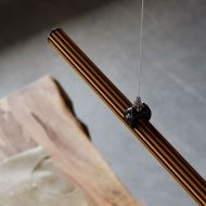 SUSPENDED SYSTEM Modulares Leuchtensystem mit vier verschiedenen Lichtquellen Die Oberflche Bronze verstrkt den Eleganten Eindruck