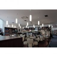 WANIA Zylindrische Glas-Pendelleuchte Die Pendelleuchte zur dekorativen Beleuchtung in einem Restaurant.