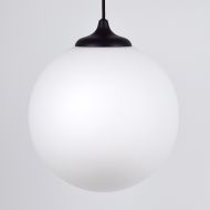 KAVA pendant light with long cable Glaskugel mit schwarzer Halterung.