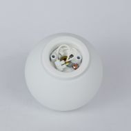 BETA Kleine Kugelglas Deckenleuchte Minimalistische Halterung der kleinen Kugelleuchte.