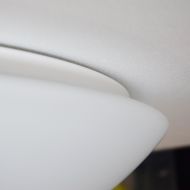 KARON Halbrunde Deckenleuchte aus Glas Das 3-schichtige Lampenglas kommt aus einer tschechische Glasblserei.