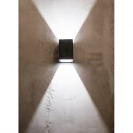 ORTHO MINI Kleine  LED Beton-Wandleuchte Die Wandleuchte ist mit 2 x 8 W dimmbaren LED ausgestattet.