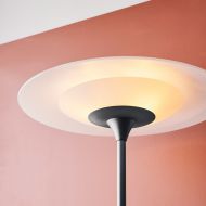 COLEEN Design Stehleuchte mit groem Glas Der Lampenschirm aus zwei Opalglas-Schalen.