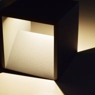 ROBI Wand-Auenleuchte Up & Down light Auenleuchte in kubischer Form.