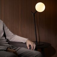 ATOM Hohe Tischleuchte in minimalistischem Design Schlichte Eleganz austrahlende Leuchte.