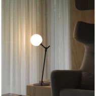 ATOM Hohe Tischleuchte in minimalistischem Design Variante in Schwarz mit Opalglas.