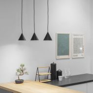 PETIT Kleine minimalistische Pendelleuchte Die kleine Leuchte mehfach angeordnet.