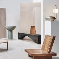 ABBACUS High table lamp in matt gold Kunstvolle Leuchte im stilisiertem Interieur.