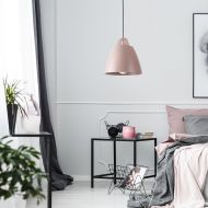 BELCANTO Farbige Metall-Pendelleuchte Softe Farbgebung: Pantone Adobe Rose.