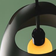 BELCANTO Farbige Metall-Pendelleuchte Detail Ansicht: ffnung oben.