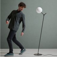 ATOM Minimalistische Design Stehleuchte mit Glaskugel Schrges Design aus spanischer Manufaktur.