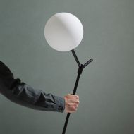 ATOM Minimalistische Design Stehleuchte mit Glaskugel Die Stehleuchte in der Oberflche matt Schwarz.