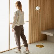 DAVOS Modern design floor lamp with glass globe Puristisches Design trifft auf atmosphrisches Licht.