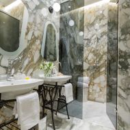 ATOM Minimalistische Design Wandleuchte Variante in Schwarz mit Opalglas.