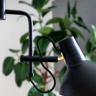 LONDON Hngeleuchte mit drei Schirmen im Industriestil Detailansicht der Befestigung des Lampenschirms.