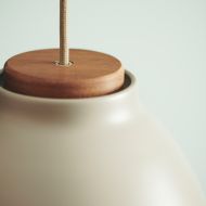 ALVAR Modern pendant light with metal lampshade Detailansicht der Holzaufhngung.