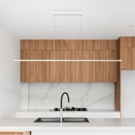 IVEN Lange minimalistische LED Hngeleuchte Beleuchtung einer Kcheninsel.