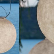 LUNA OUTDOOR Mond-Leuchte aus weiem Kunstharz Marmorartige Struktur bei Beleuchtung.