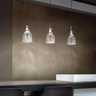 SCINTILLA Hochwertige Glasleuchte Mehrfach angeordnet: drei Leuchten ber den Tisch.