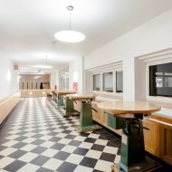 RONDO Flache Glas Hngeleuchte mit Stab-Halterung Professionelle Beleuchtung im ffentlichem Raum.