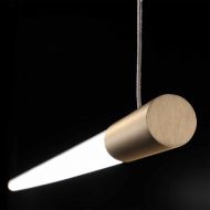 COSIMA Italienische Design Linienleuchte aus Messing Messing Halterung der langen Leuchte.