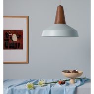 EIKON CIRCUS Large pendant light made of wood and metal Hellblauer Lampenschirm mit kontrastiver Holz-Halterung.