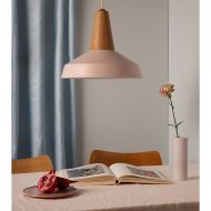 EIKON CIRCUS Large pendant light made of wood and metal Esstischleuchte mit sanft blassrosafarbenden Lampenschirm.