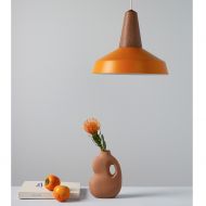 EIKON CIRCUS Large pendant light made of wood and metal Ein echter Hingucker: Lampenschirm in sattem Kurkuma.