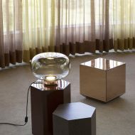 LEGR Glas-Tischleuchte mit LED in zwei Gren Schne groer Rauchglas Leuchte fr das Wohnzimmer.