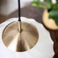 SWING Nostalgische Pendelleuchte mit Opalglas Lampenaufhngung in Messing Antik.