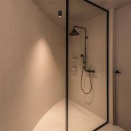 FUNNEL ON SPLASH Gerader LED Deckenspot IP54 Die Leuchte ist zugelassen fr den Bereich 2 im Badezimmer.