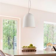 CLAVIO Design Pendelleuchte mit Keramik-Schirm Wohnliche, moderne Beleuchtung des Esstbereichs in hellen Interieurs.