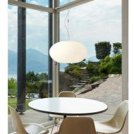 AIH High-quality glass pendant light Perfekt ausgeleuchteter Esstisch mit der AIH Leuchte.