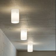 TUBO Zylindische Deckenleuchte aus Opalglas Kleine, zylindrische Deckenleuchte.