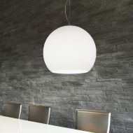 BALL Opalglas Pendelleuchte Die groe runde Glas-Pendelleuchte am Esstisch.